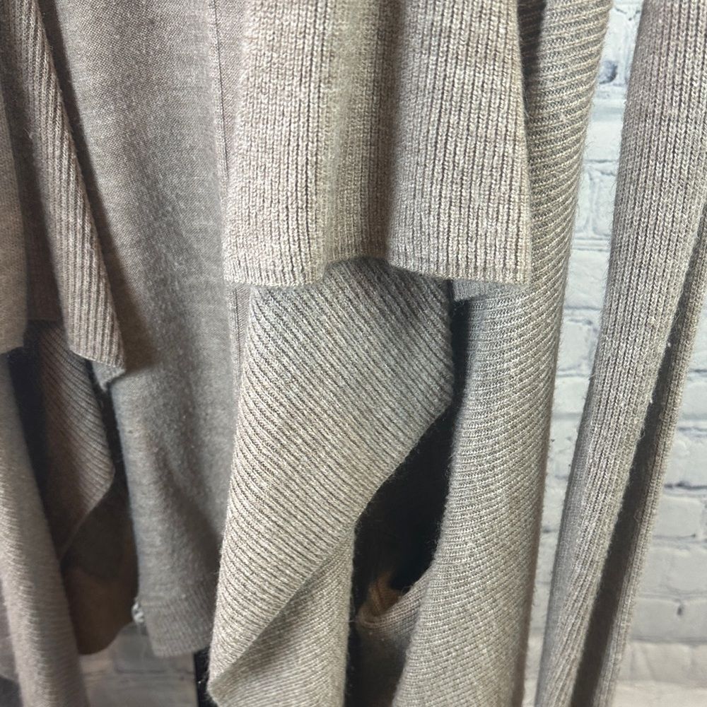Elegant Beige Women's Cardigan - Picture 4 of 5